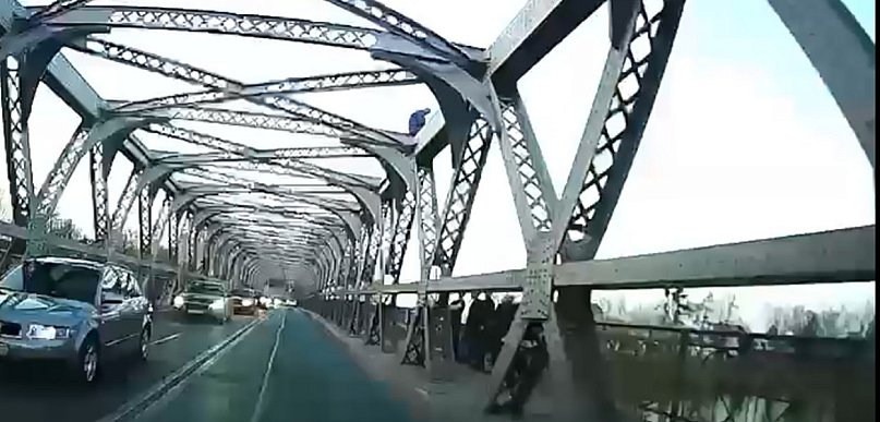 Mężczyzna na konstrukcji mostu. Policja ujawnia szczegóły interwencji