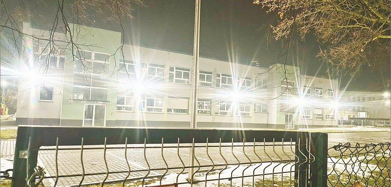 Jasno jak w dzień i zamknięte boisko. Mieszkańcy Mossora pytają starostę