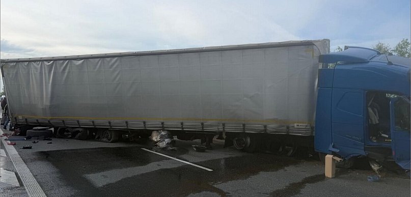 Paraliż na A4 pod Brzegiem. Trwa akcja po kolizji ciężarówki