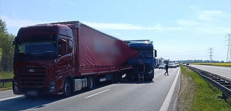 Kolejna kolizja na A4 po wcześniejszym wypadku. Kierowcy stoją w korkach