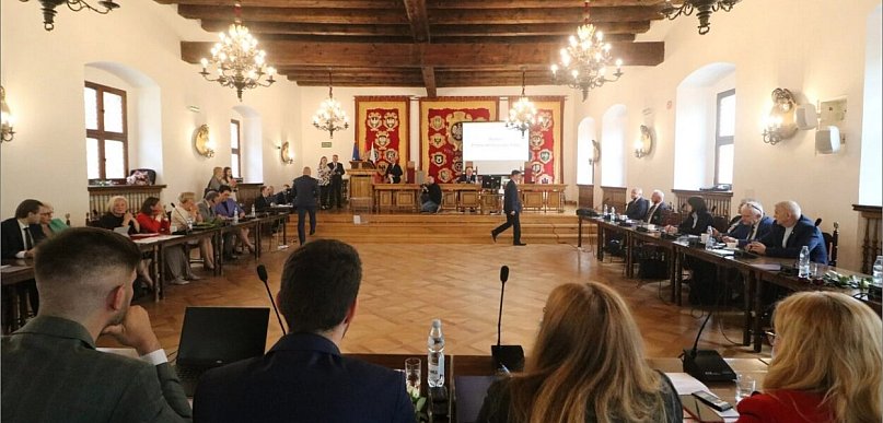 Co świętujemy 27 maja. Samorząd i ludzie od cichej diagnozy