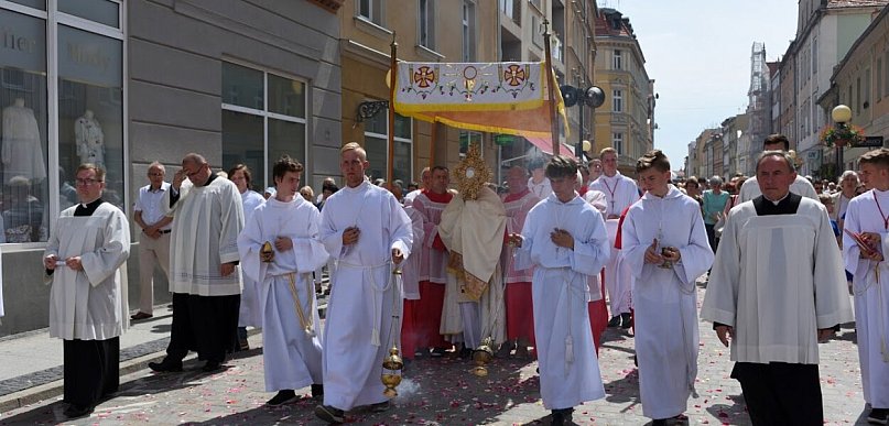 Boże Ciało. Dlaczego tysiące wiernych wychodzą na ulice?