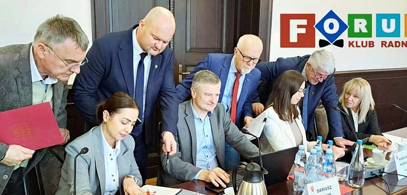 Demokracja (raczej czystka) po grodkowsku.  Jak knebluje się usta opozycji