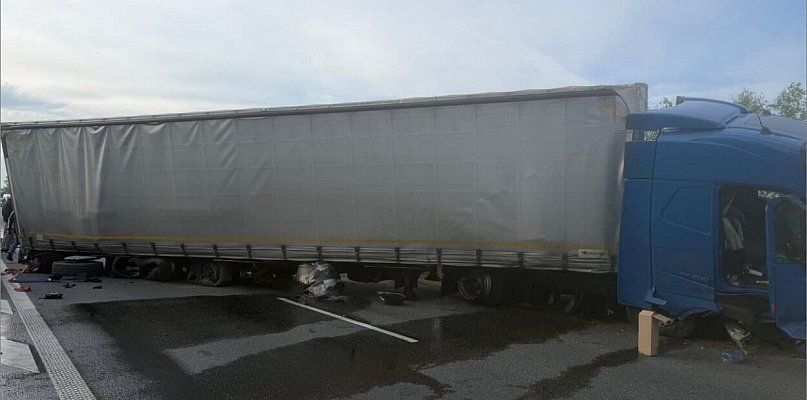 Paraliż na A4 pod Brzegiem. Trwa akcja po kolizji ciężarówki