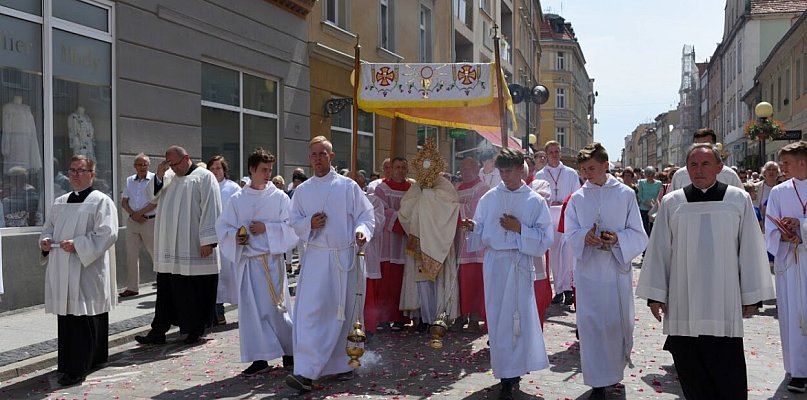 Boże Ciało. Dlaczego tysiące wiernych wychodzą na ulice?