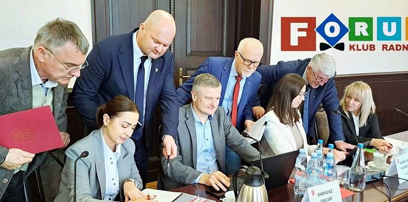Demokracja (raczej czystka) po grodkowsku.  Jak knebluje się usta opozycji