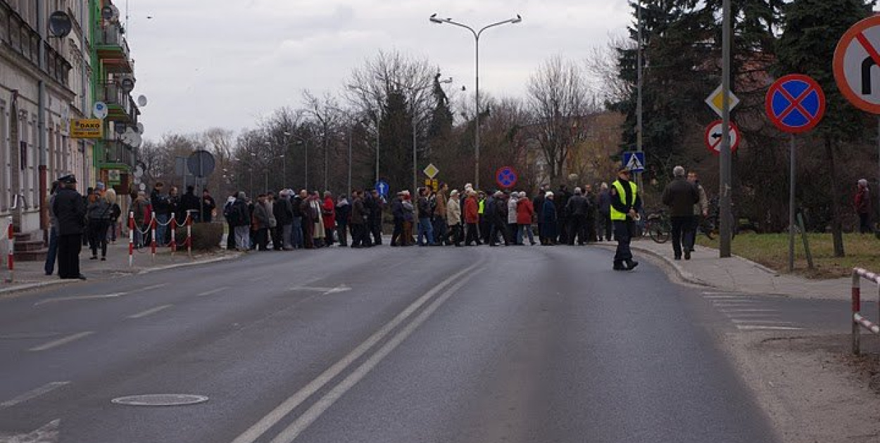  Protest mieszkańców - Blokujemy drogę - nie chcemy tirów w Brzegu! -…