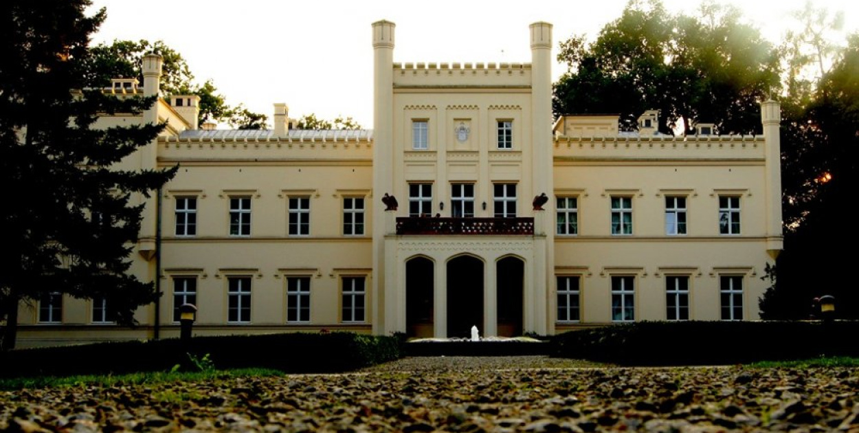 WYPOCZYNEK Z HISTORIĄ W TLE - PAŁAC MIERZĘCIN