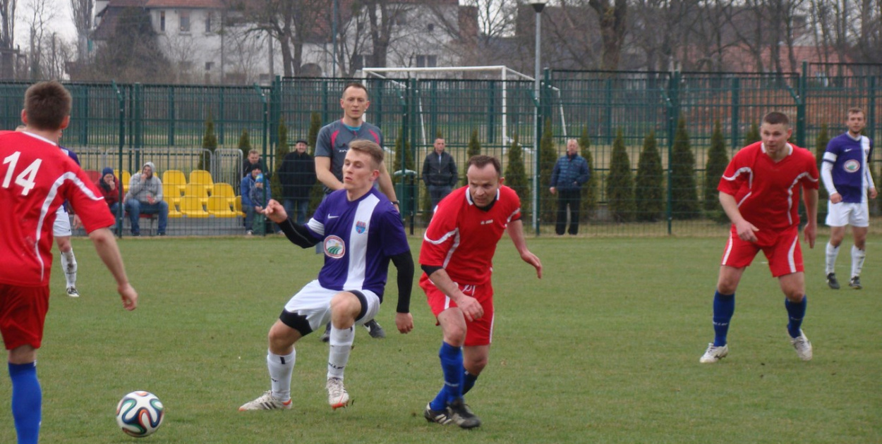 PIŁKA NOŻNA - OKRĘGÓWKA, GR. II  Cztery minuty zdecydowały o derbach