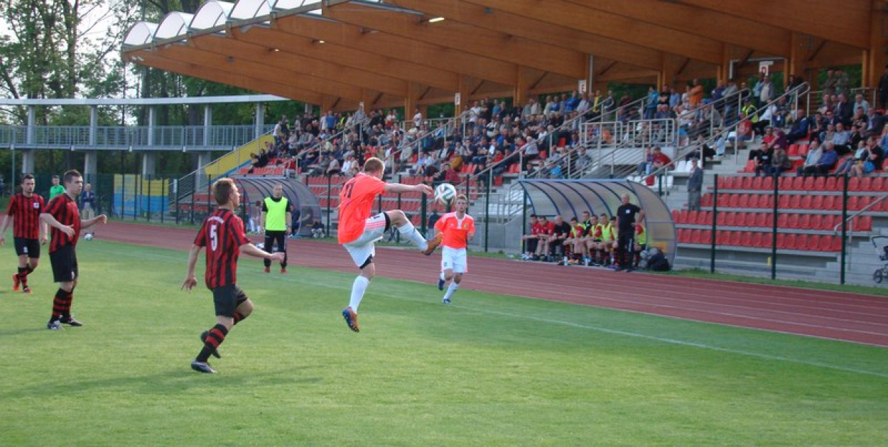 Stal - Namysłów, zacięty mecz, głośny doping kibiców