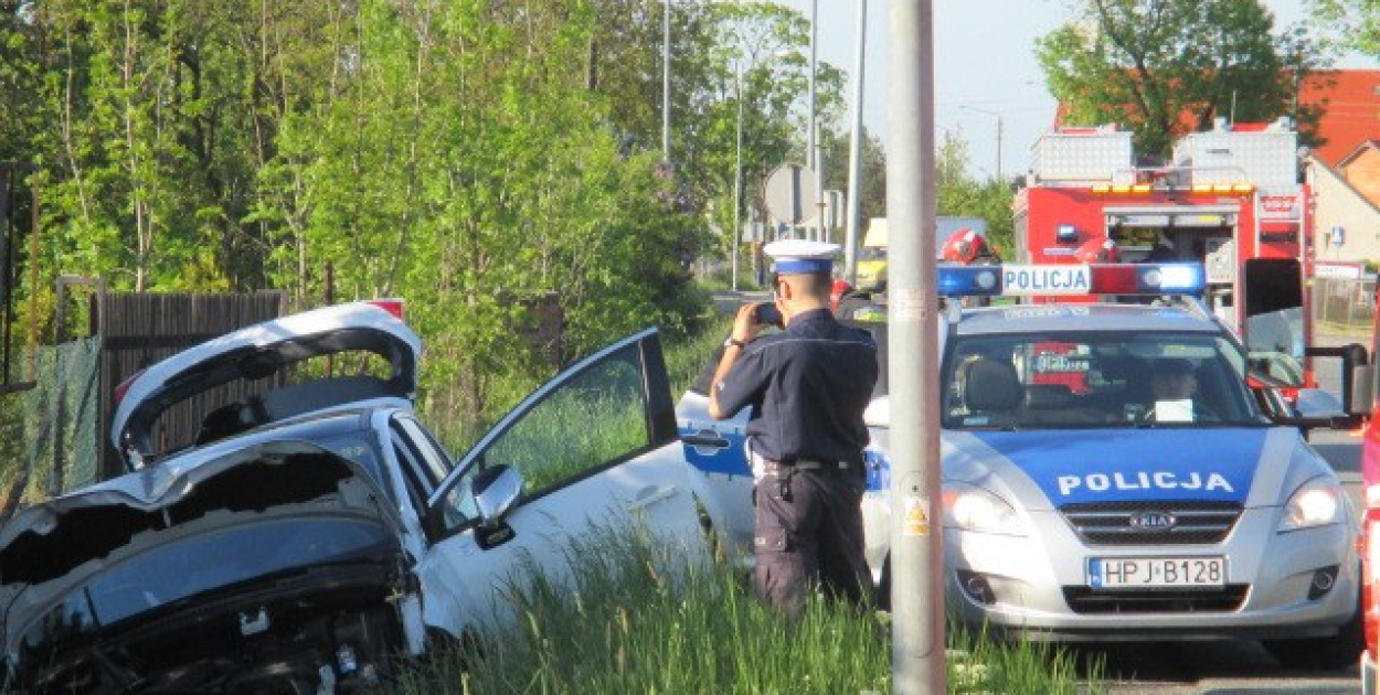 Pisarzowice: W słup i do rowu - kolizja na DK39