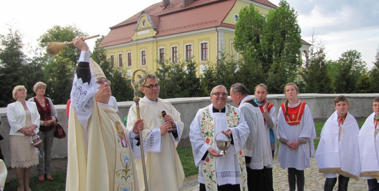 Poświęcenie odbudowanej wieży kościoła w Zwanowicach