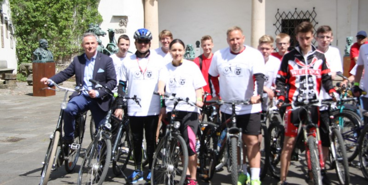 Rowerami z Oławy do Brzegu. Przywieźli  400 przesyłek pocztowych