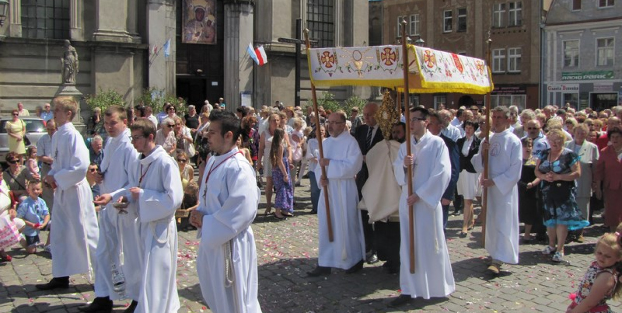  Boże Ciało w Brzegu. Tysiące wiernych przeszło ulicami miasta…