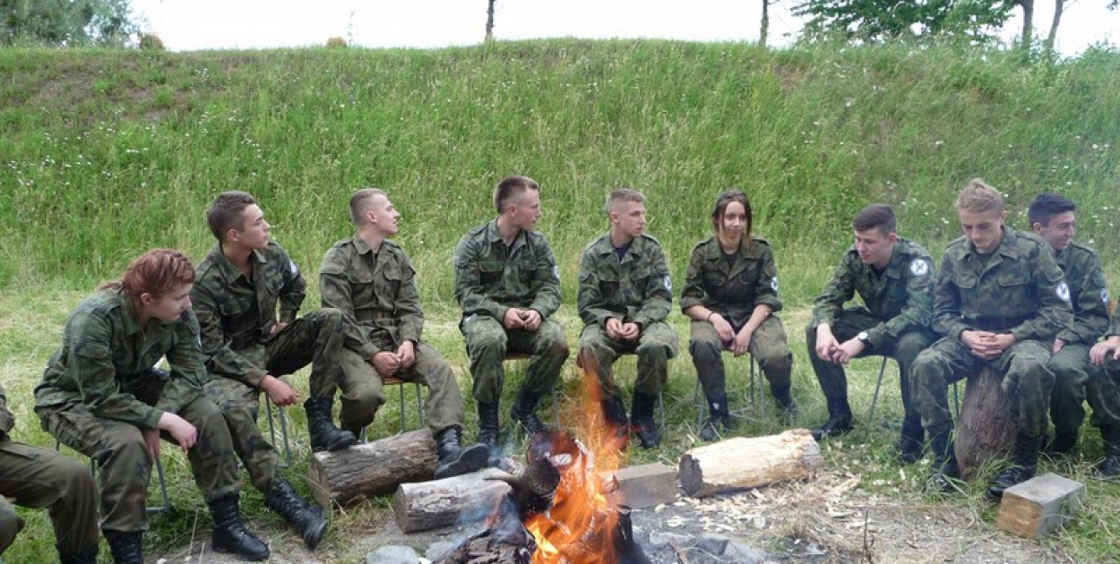 Młodzież II LO w Brzegu na obozie "Przetrwanie w warunkach  poligonowych"