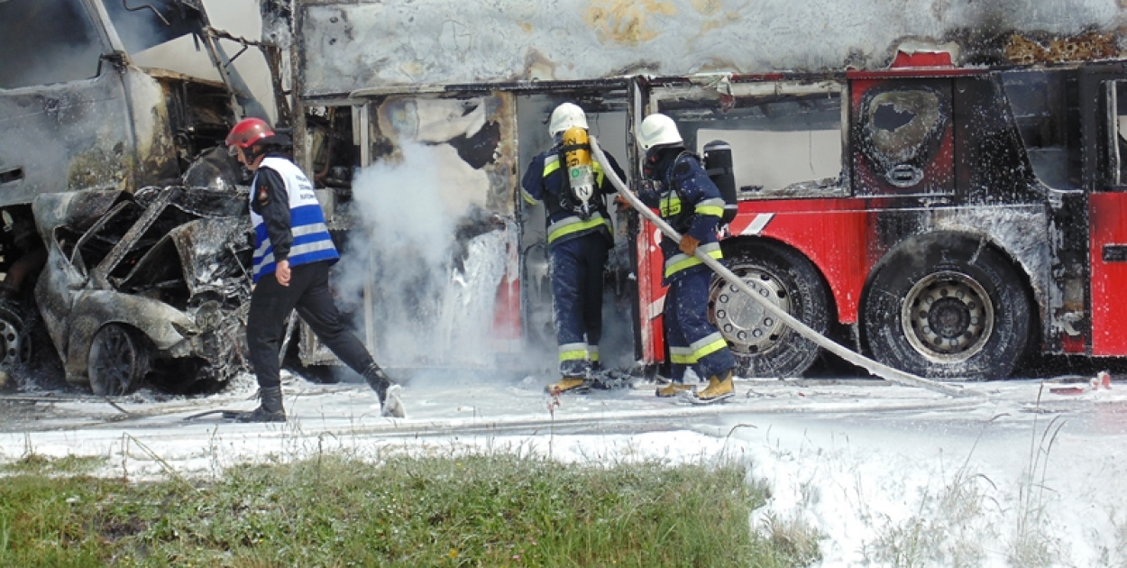  Karambol na A4, spłonął TIR, autobus i osobówka. Dwie osoby nie żyją…