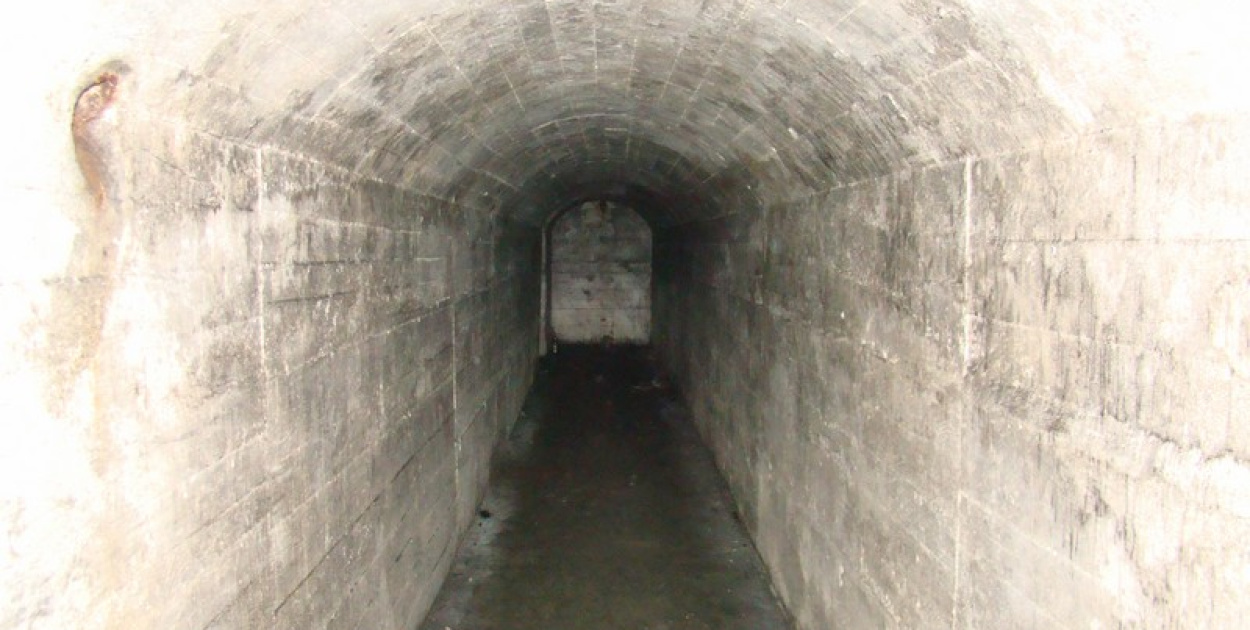 Schron przy fosie ma ponad 80 m długości [wideo]