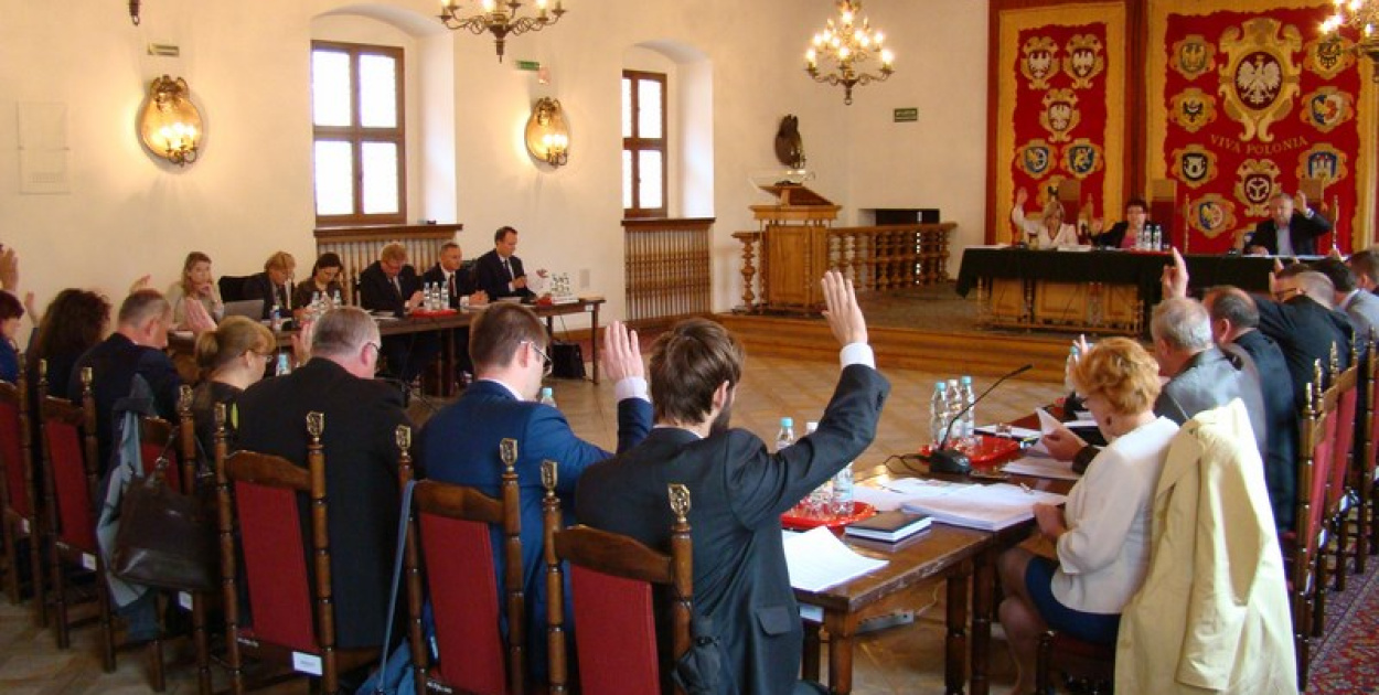  Relacja na żywo z XII sesji Rady Miejskiej Brzegu. Będzie o basenie,