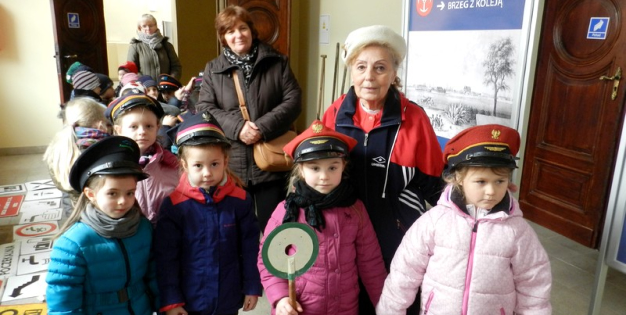 Dzieci z Przedszkola nr 11 na wystawie Eksponatów Kolejowych w Brzegu