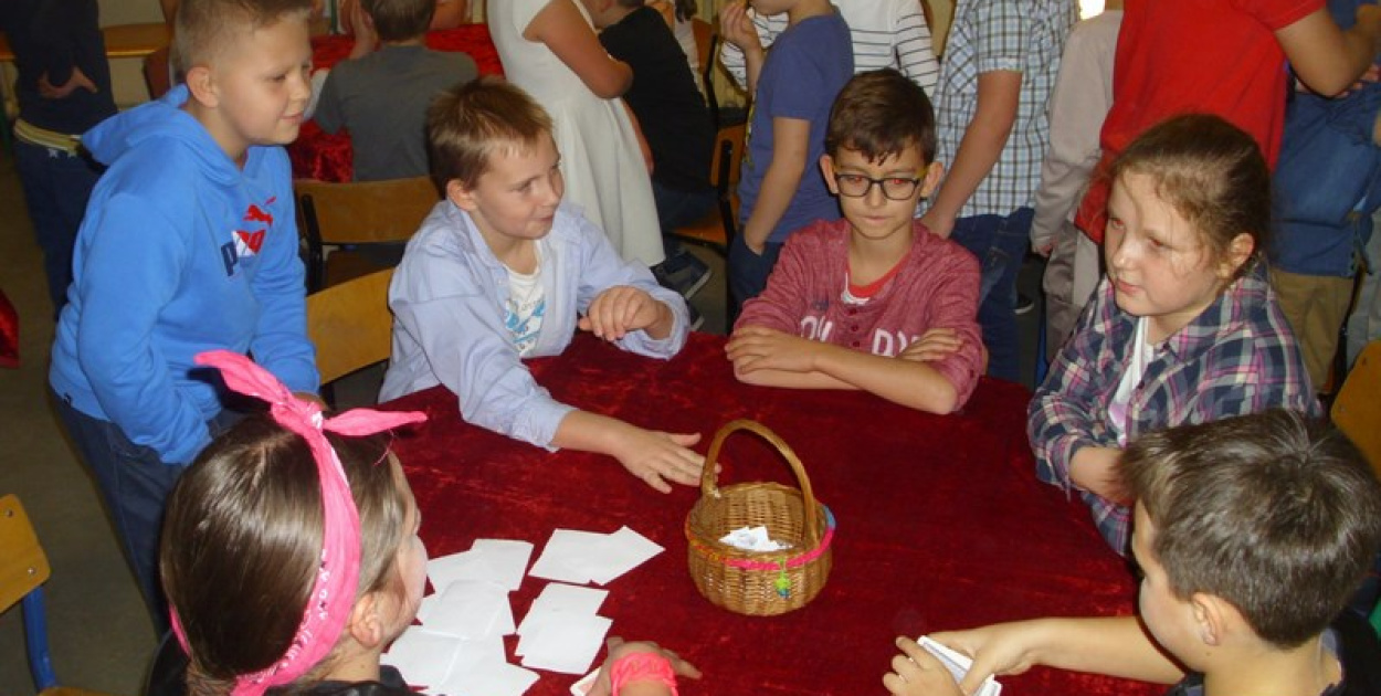  "Od północy wieje wiatr, coś się stanie, coś się dzieje, Święty…