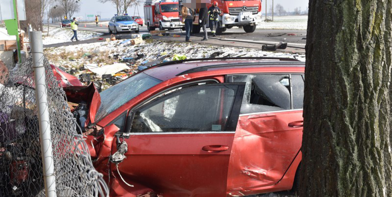 Czołowe zderzenie na wysokości Małujowic. Dwie osoby poszkodowane
