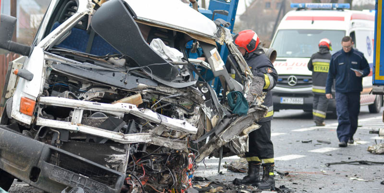  Czołowe zderzenie busa z ciężarówką w Kolnicy. Kierowca zakleszczony w…