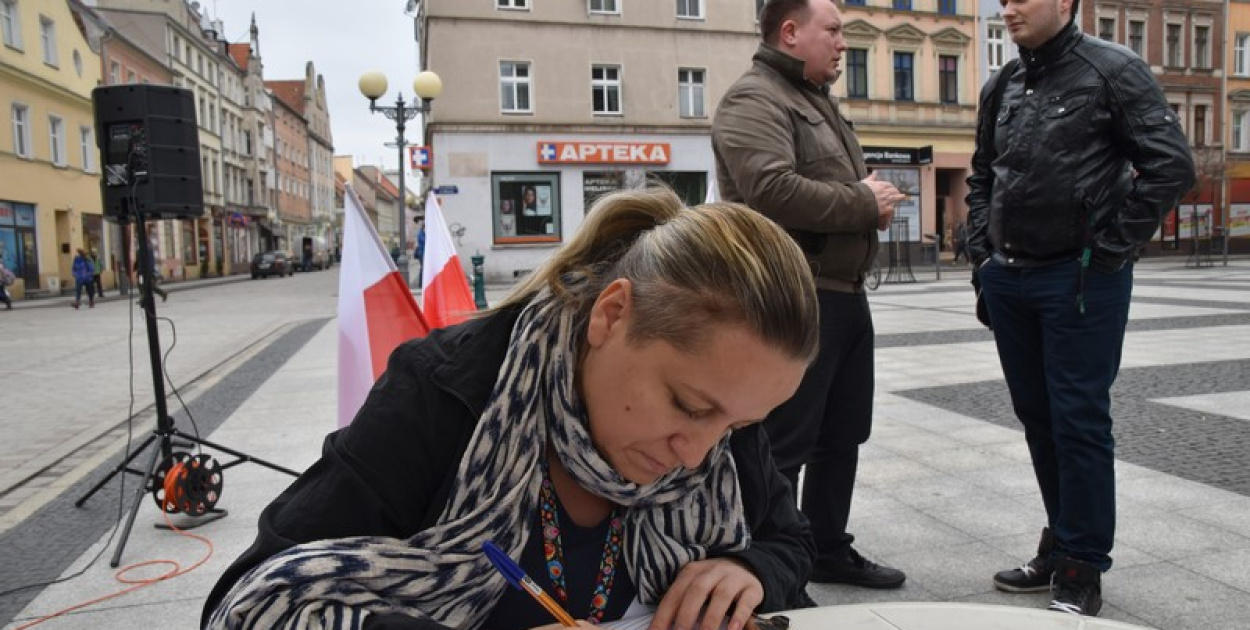  Brzeżanie składali podpisy pod wnioskiem o referendum w sprawie…