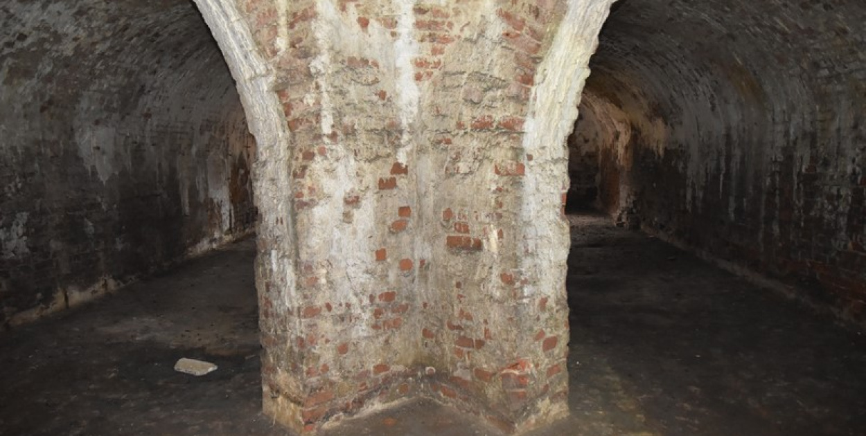 Stara winiarnia w podziemiach willi Molla. Mury przetrwały do dziś