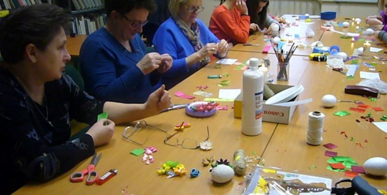 Wielkanocne warsztaty rękodzieła w grodkowskiej bibliotece