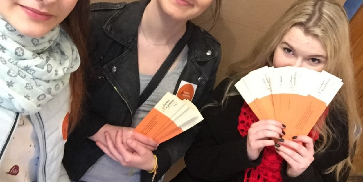 "Czytam w podróży" - akcja II LO w Brzegu [zdjęcia]