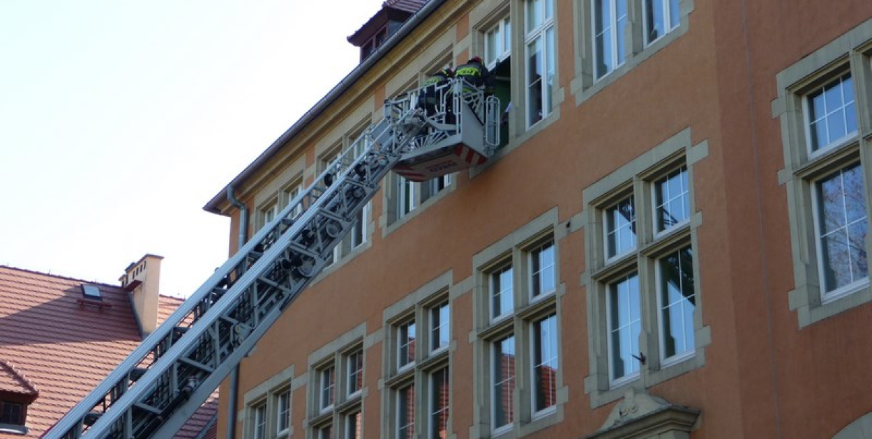 Ewakuacja II LO w Brzegu. Symulacja zagrożenia i ćwiczenia strażaków