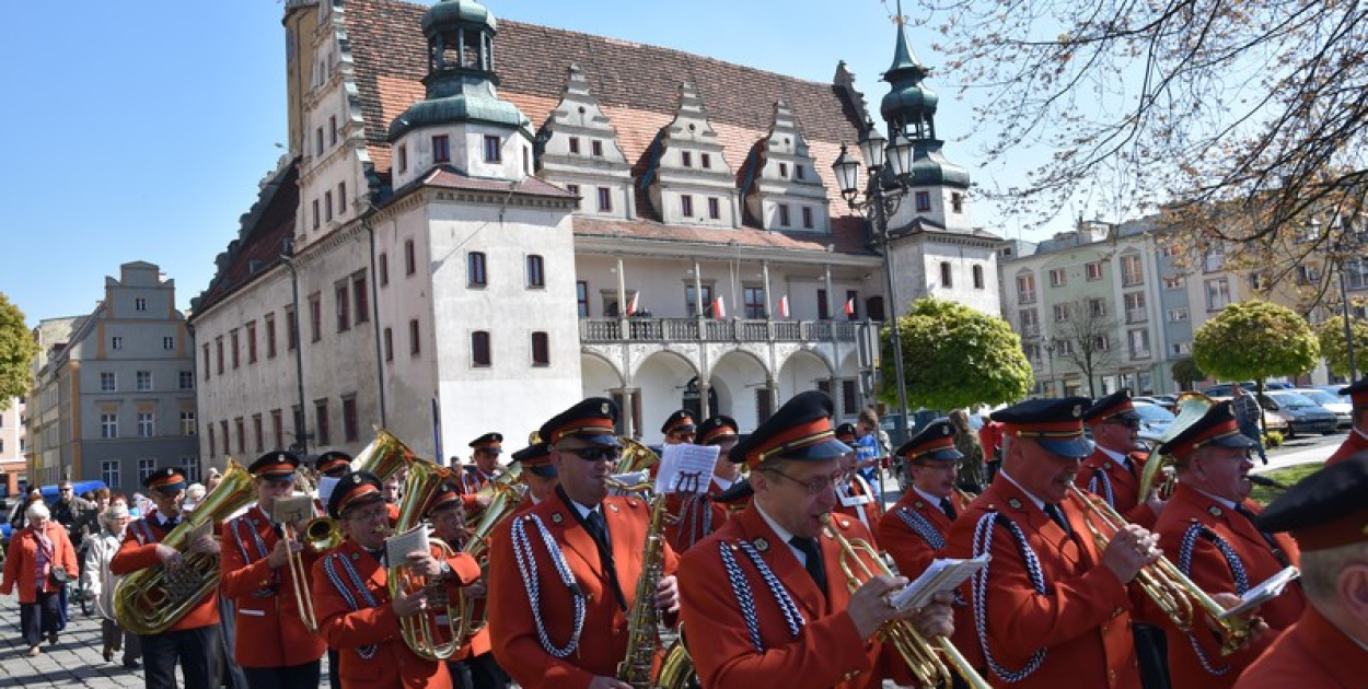  Orszak ulicami Brzegu rozpoczął "Piknik Książęcy". Trwa głosowanie na…