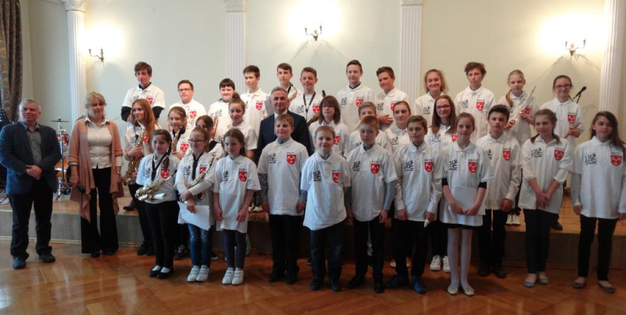 Burmistrz Jerzy Wrębiak przekazał szkole muzycznej sto koszulek