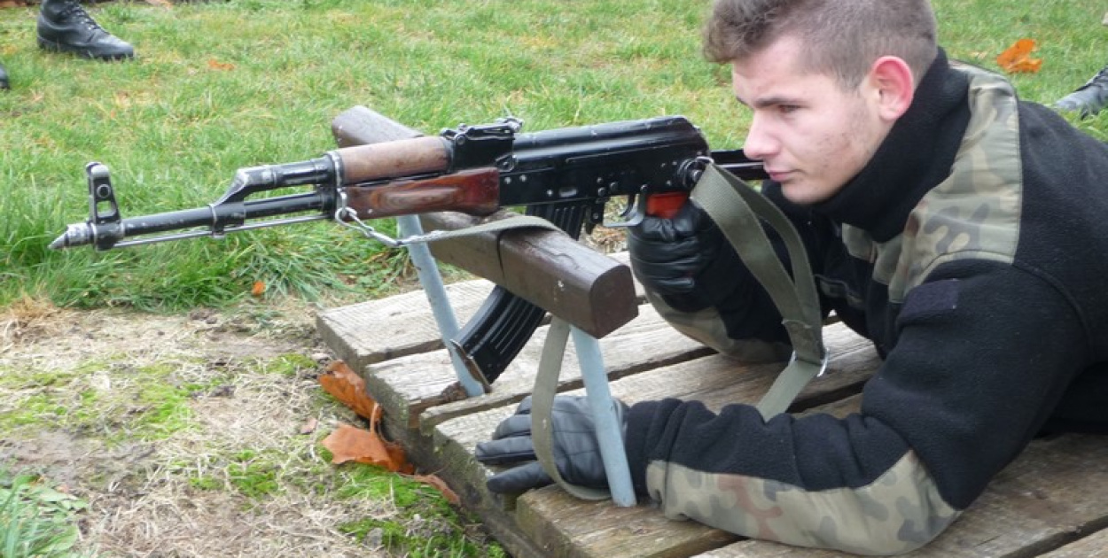 Patriotyzm na co dzień. Manewry poligonowo-strzeleckie II LO w Brzegu