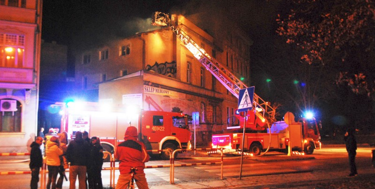 Pożar w budynku mieszkalnym przy ulicy Armii Krajowej. Skuteczna akcja…