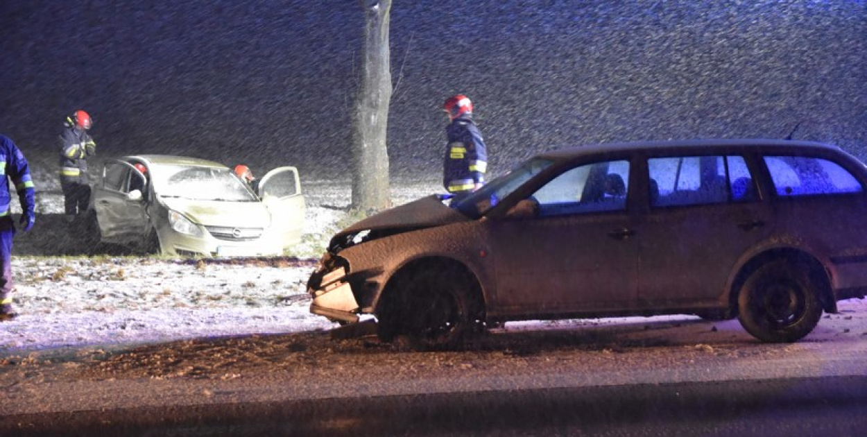 Dwa auta zderzyły się na drodze krajowej DK94 między Strzelnikami a…