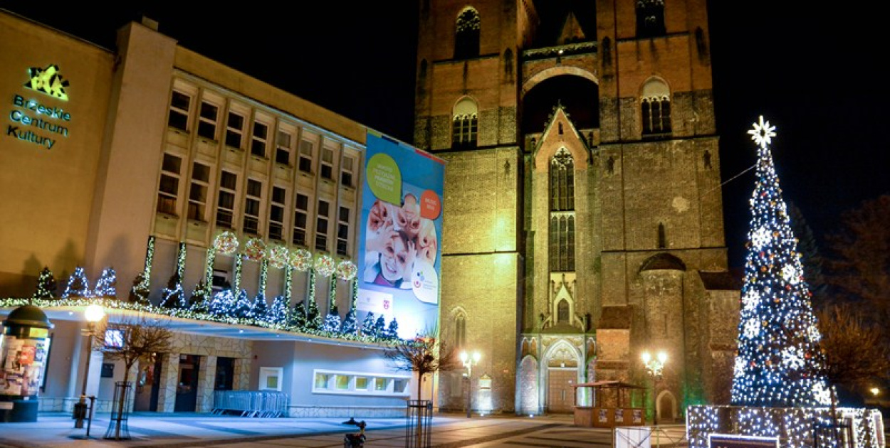 Rozświetlony Brzeg nocą