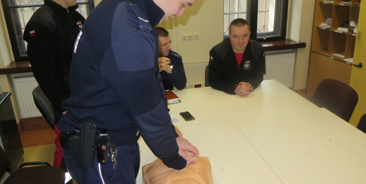  Ratownicy z Lipek szkolili policjantów z zakresu udzielania pierwszej…