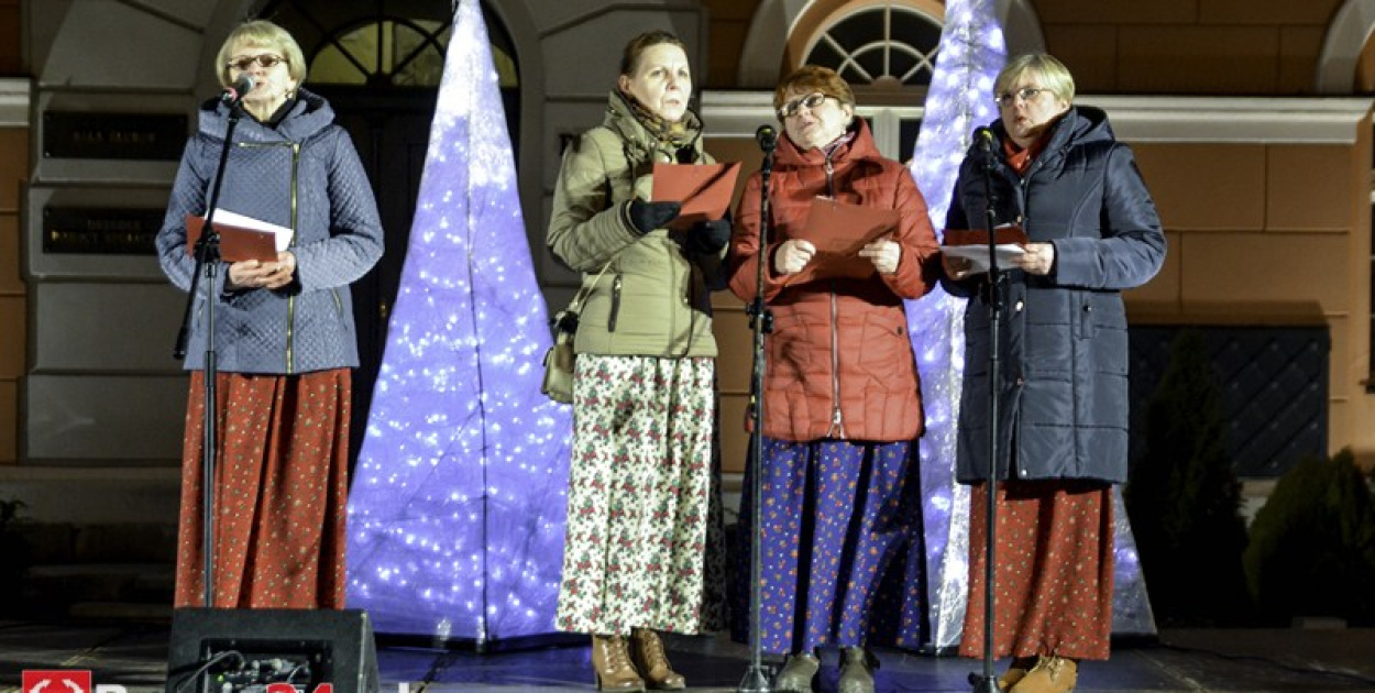 Wspólne kolędowanie na Grodkowskim rynku [fotorelacja]