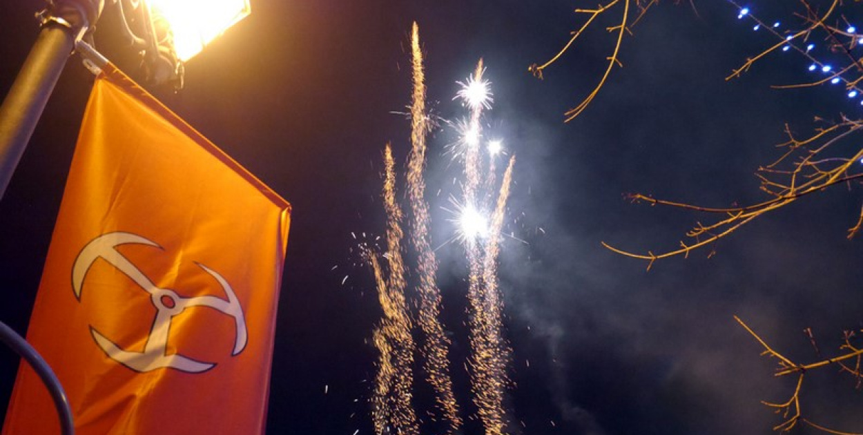 Sylwestrowa noc przed brzeskim Ratuszem [FOTORELACJA]