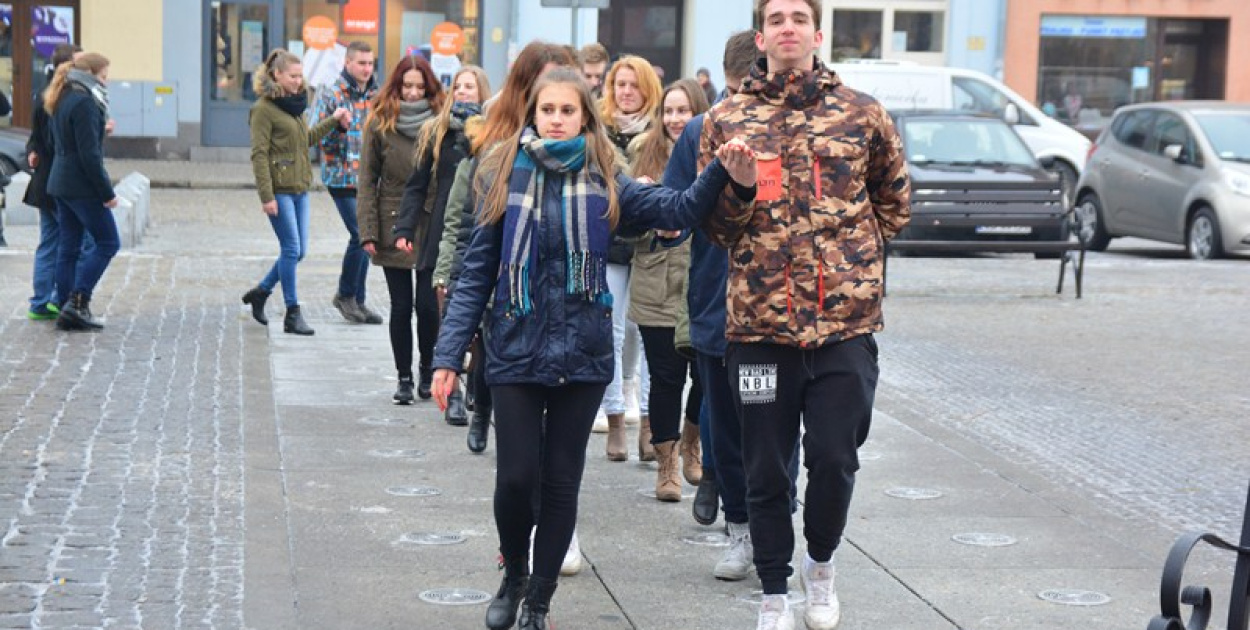 Maturzyści z Grodkowa zatańczyli poloneza w rynku