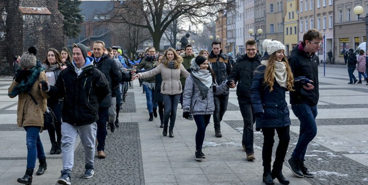 Maturzyści z brzeskich szkół zatańczyli poloneza [fotorelacja, wideo]
