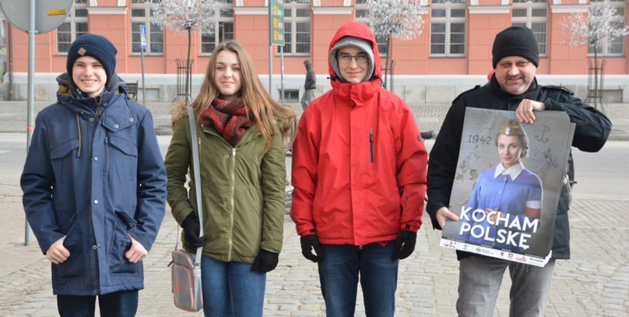Niecodzienna kampania społeczna na ulicach Grodkowa - "KOCHAM POLSKĘ"