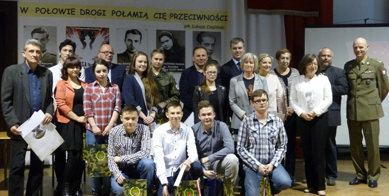 Młodzi patrioci w hołdzie Żołnierzom Wyklętym