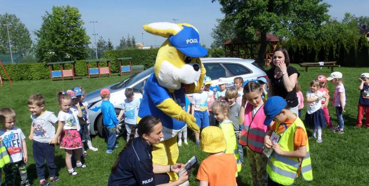 Policjanci rozmawiali z dziećmi i rodzicami o bezpiecznej podróży