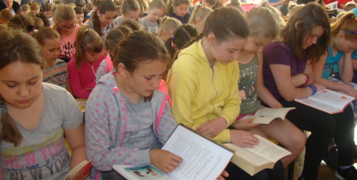 UCZNIOWIE Z PSP W ŁOSIOWIE BILI REKORD W CZYTANIU