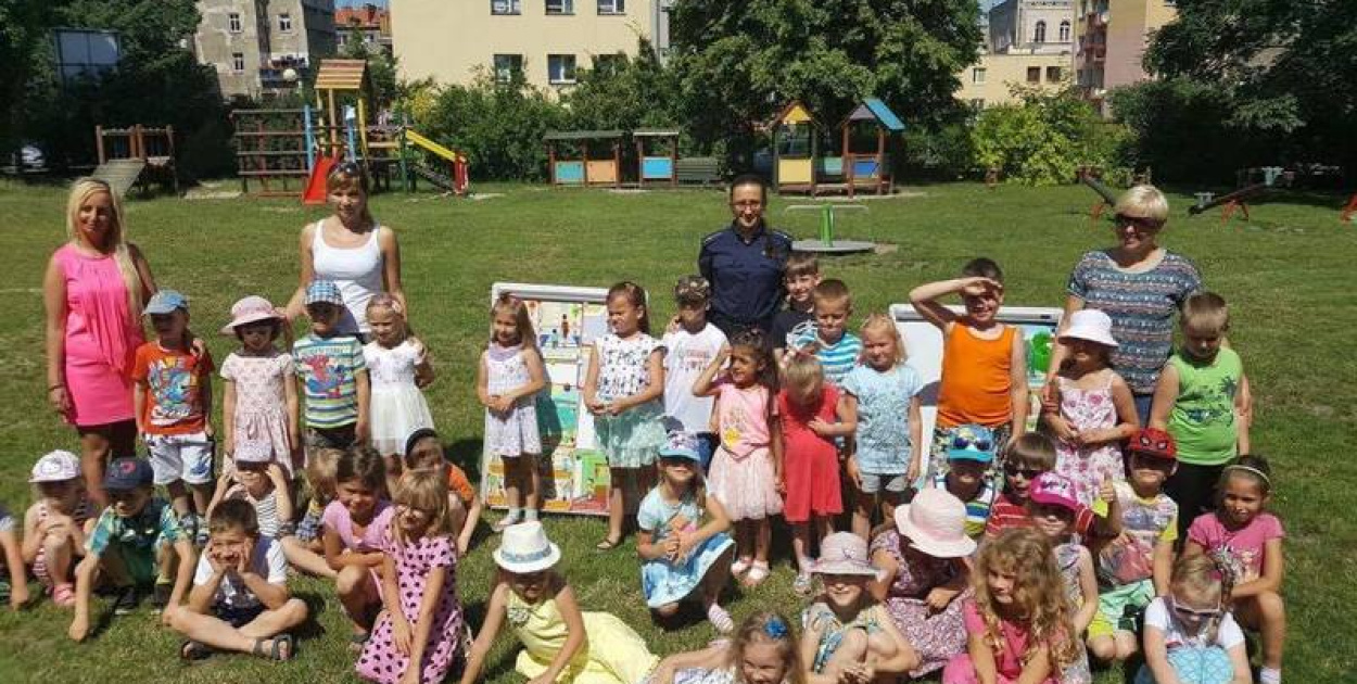  "Kręci mnie bezpieczeństwo..." - Policjanci rozmawiają z najmłodszymi o…