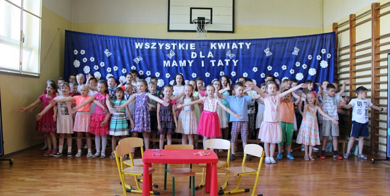  Kwiaty dla Mamy i Taty - o uroczystych obchodach Dnia Rodziny w Szkole…