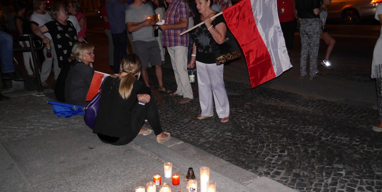 "Łańcuch światła" dotarł do Brzegu. Manifestacja pod gmachem sądu