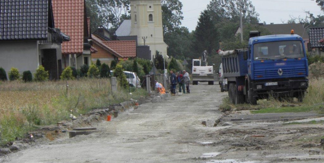 Trwa realizacja budowy dróg w Tarnowie Grodkowskim